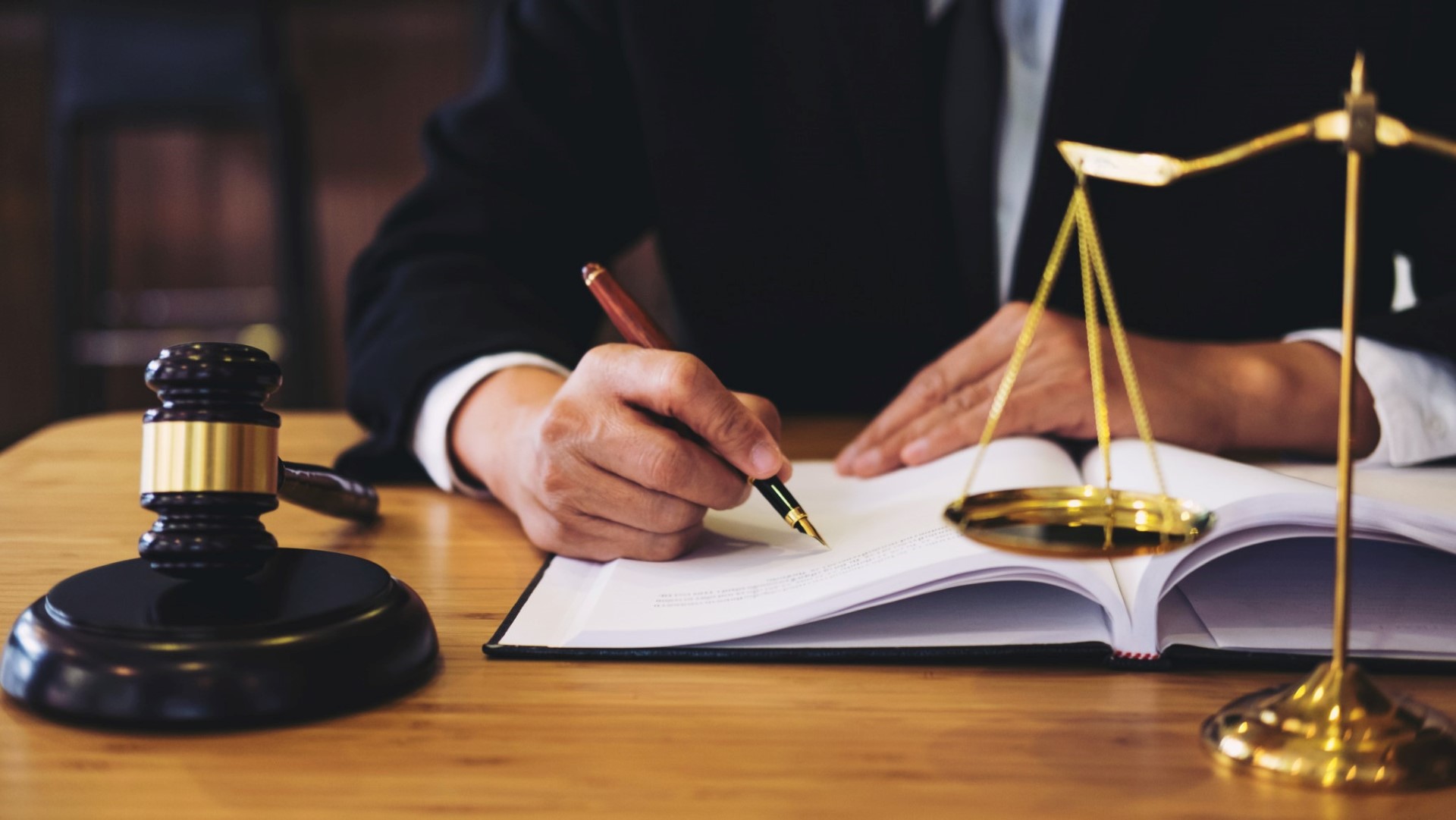 Why You’d Need a Family Law Lawyer For Your Legal Troubles